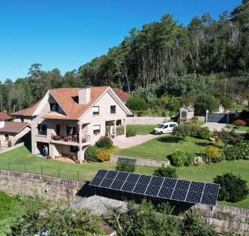 Paneles solares en el cerrado de una casa privada